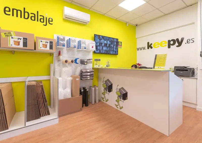 Mostrador de recepción y tienda de material de embalaje en el centro Keepy de Estepona