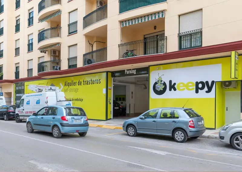 Fachada del centro Keepy de Estepona vista desde la calle con coches y acceso de parking