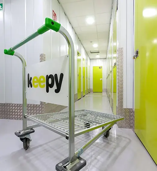 Carro de transporte Keepy en un pasillo de trasteros del centro de Estepona