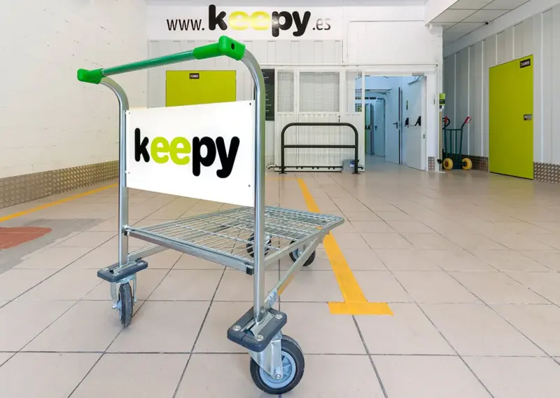 Carro de transporte Keepy en la zona de carga interior del centro de Estepona