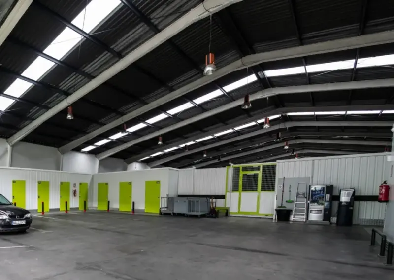 Nave interior del centro Keepy de San Luis con los bloques de trasteros y las plazas de aparcamiento