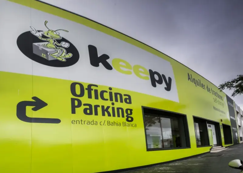 Rótulo exterior de Keepy con la indicación de oficina y parking, entrada por calle Bahía Blanca