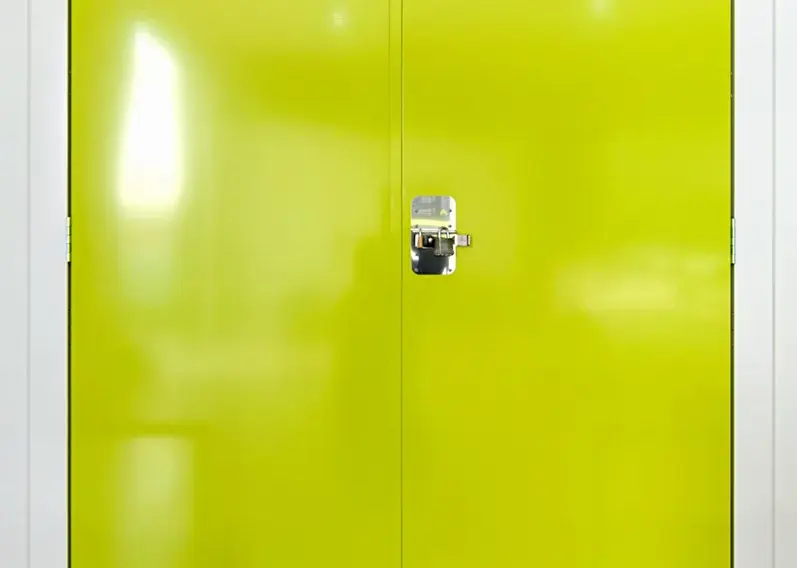 Puerta verde de trastero número 1001 cerrada con candado en Keepy Ciudad Jardín, Málaga