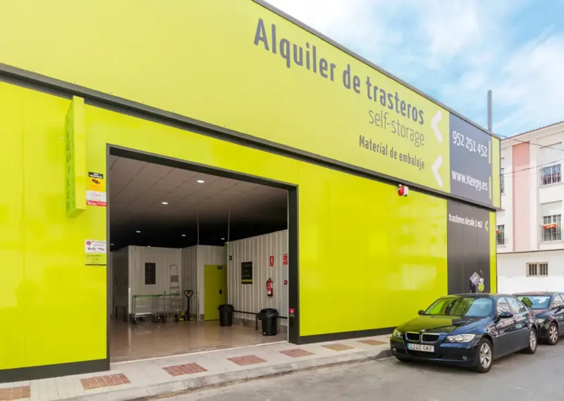 Entrada del centro Keepy de Ciudad Jardín, Málaga, bajo el rótulo Alquiler de trasteros