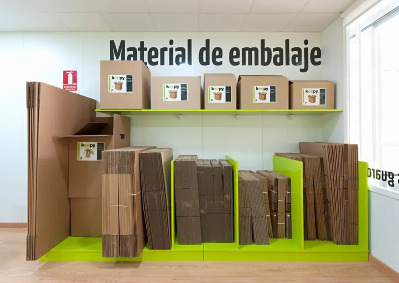 Zona de venta de cajas y planchas de cartón bajo el rótulo Material de embalaje en Keepy Ciudad Jardín, Málaga
