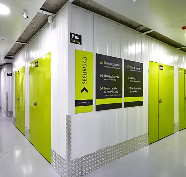 Pasillo interior con la cartelera de seguridad del sector P-04 en Keepy La Huertecilla, Málaga