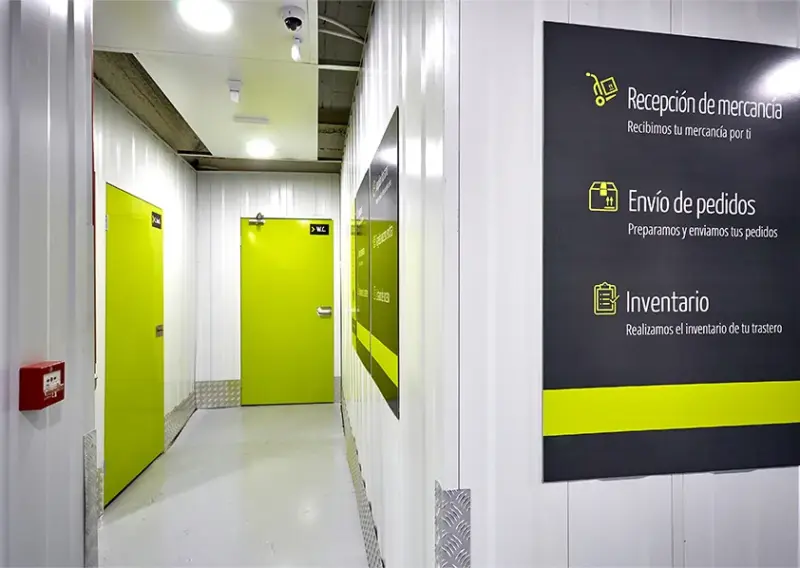 Pasillo con el cartel de recepción de mercancía, envío de pedidos e inventario en Keepy La Huertecilla, Málaga
