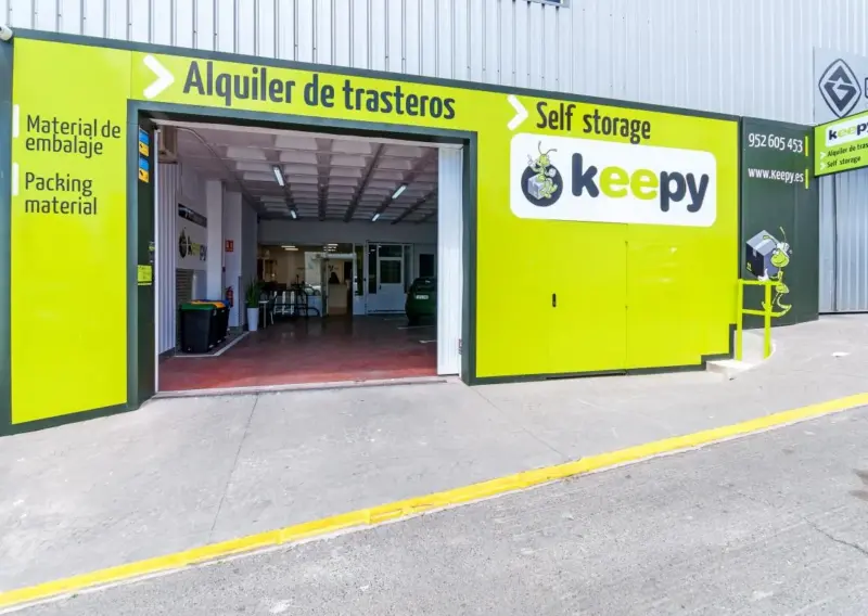 Entrada rodada del centro Keepy de Marbella bajo el rótulo de alquiler de trasteros y self storage