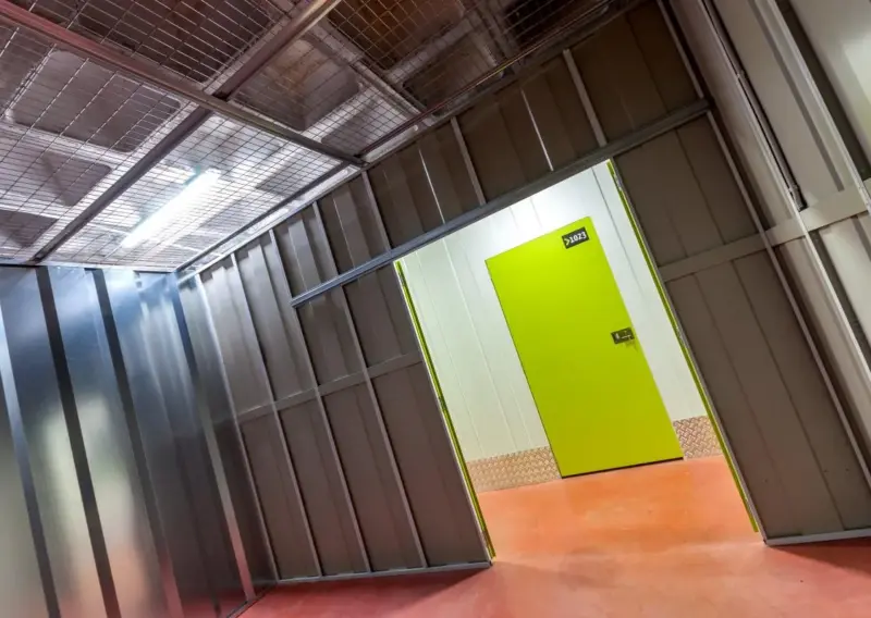 Trastero amplio vacío con la puerta verde abierta en Keepy Marbella