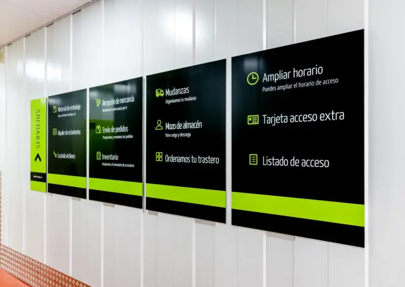 Paneles de servicios de mudanzas, mozo de almacén y ampliación de horario en el pasillo de Keepy Marbella