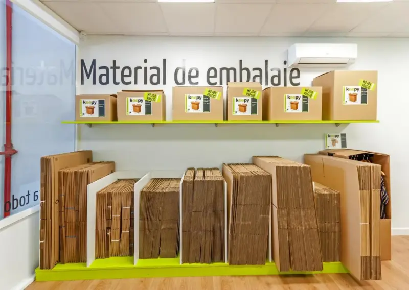 Zona de venta de material de embalaje con planchas de cartón en Keepy Marbella
