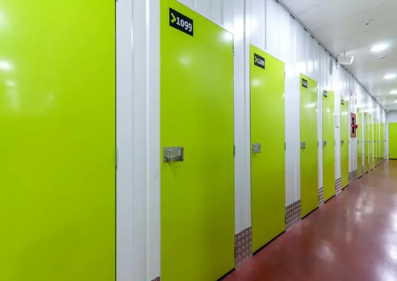 Pasillo de trasteros con puertas verdes numeradas en el centro Keepy de Marbella