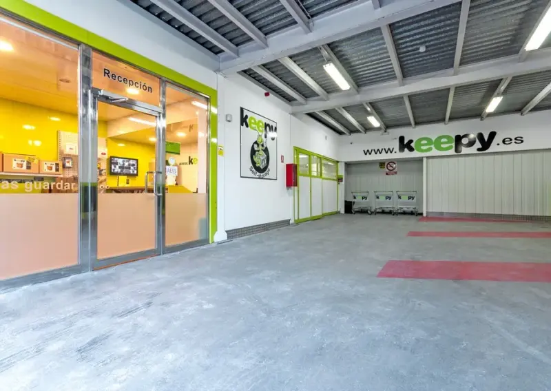 Zona de recepción vista desde el interior de la nave del centro Keepy de Mijas