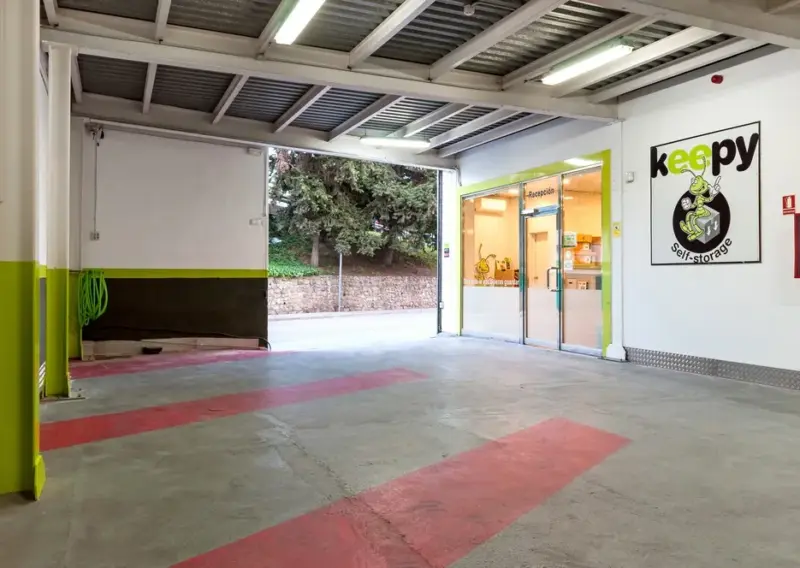 Portón de acceso abierto de la zona de carga del centro Keepy de Mijas