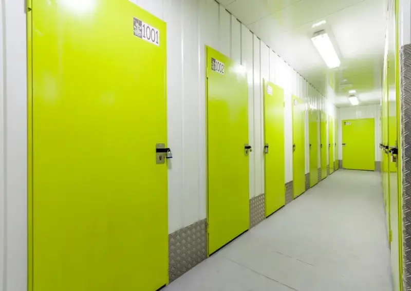 Puertas de trastero numeradas a partir de la 1001 en un pasillo de Keepy Mijas