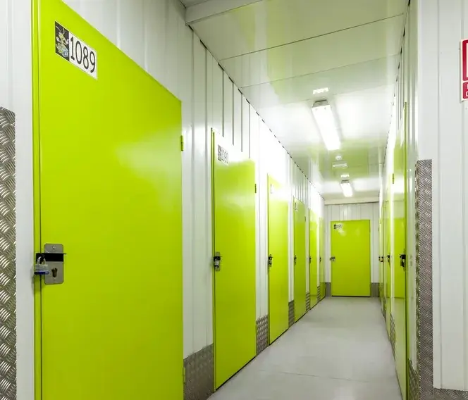 Pasillo estrecho con la puerta de trastero 1089 en primer plano en Keepy Mijas