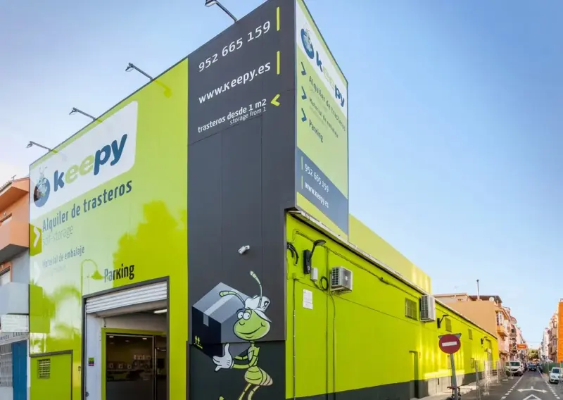 Fachada en esquina a plena luz con el acceso de parking del centro Keepy de Mijas
