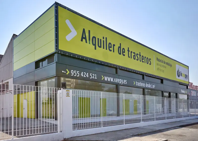 Fachada lateral vallada y zona de parking del centro Keepy de Sevilla