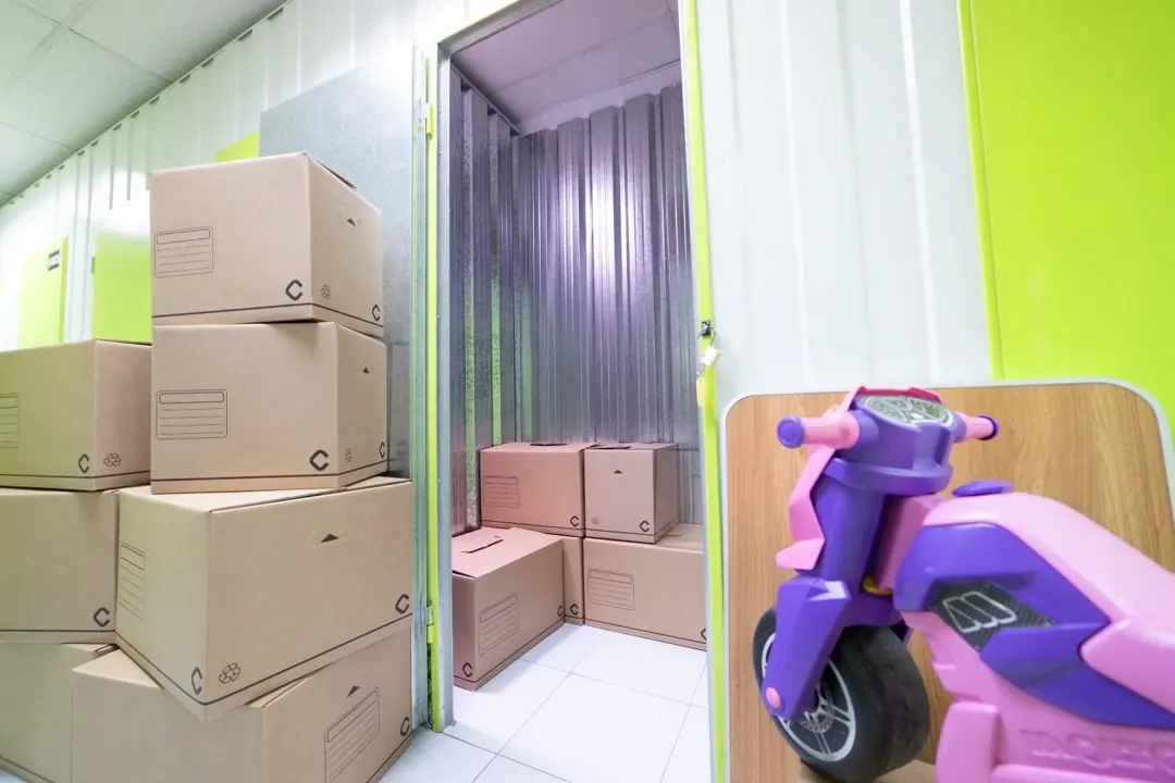Interior de un trastero Keepy de 1,3 m² con cajas apiladas y objetos sueltos