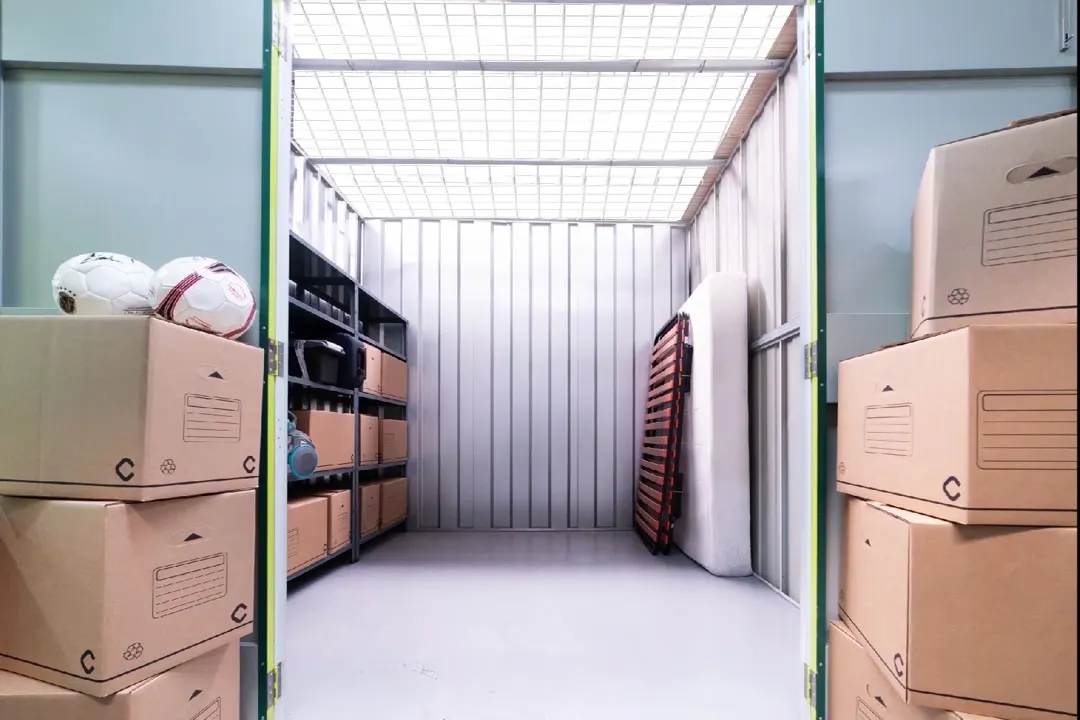 Interior de un trastero Keepy de 12 m² con electrodomésticos y muebles grandes