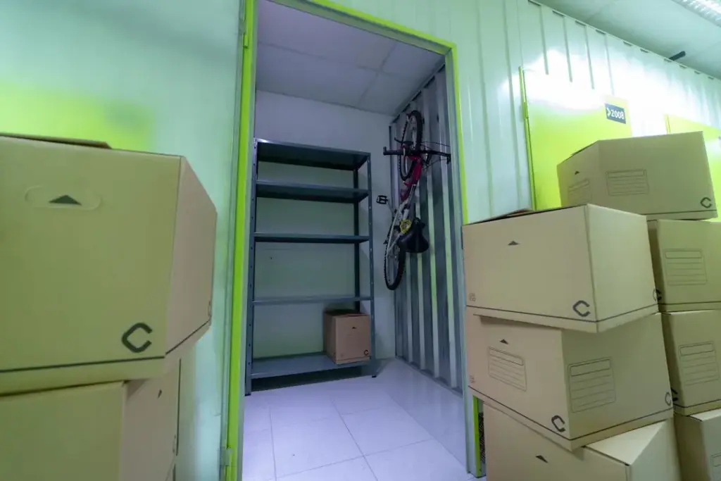 Interior de un trastero Keepy de 2 m² con estantería y cajas de mudanza
