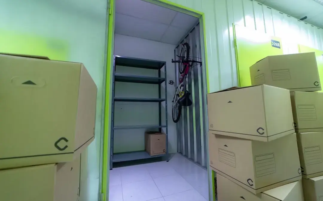 Interior de un trastero Keepy de 2 m² con estantería y cajas de mudanza