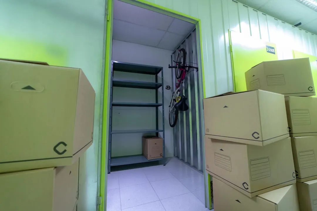 Interior de un trastero Keepy de 2 m² con estantería y cajas de mudanza