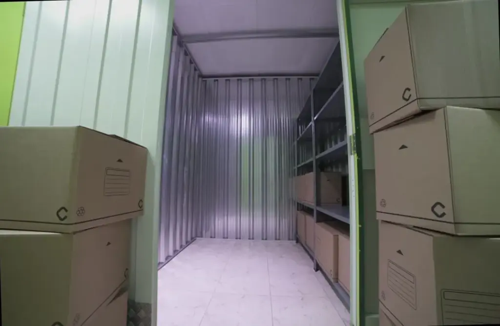 Interior de un trastero Keepy de 4 m² con estanterías a ambos lados y cajas