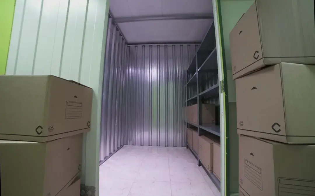 Interior de un trastero Keepy de 4 m² con estanterías a ambos lados y cajas