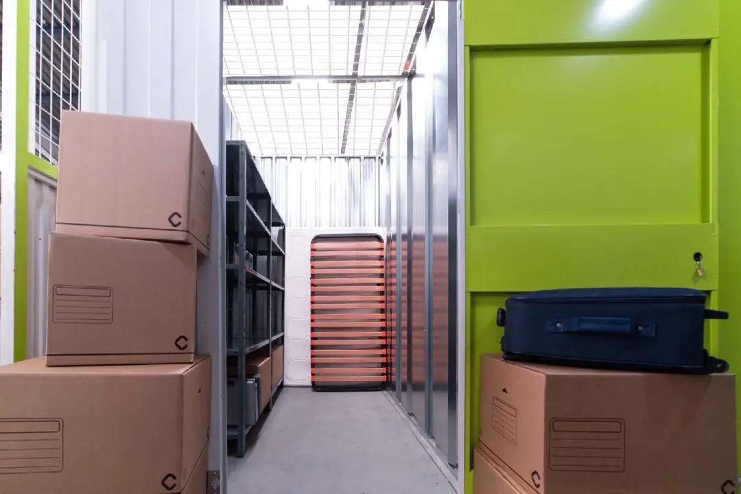 Interior de un trastero Keepy de 5 m² con muebles, cajas y maletas