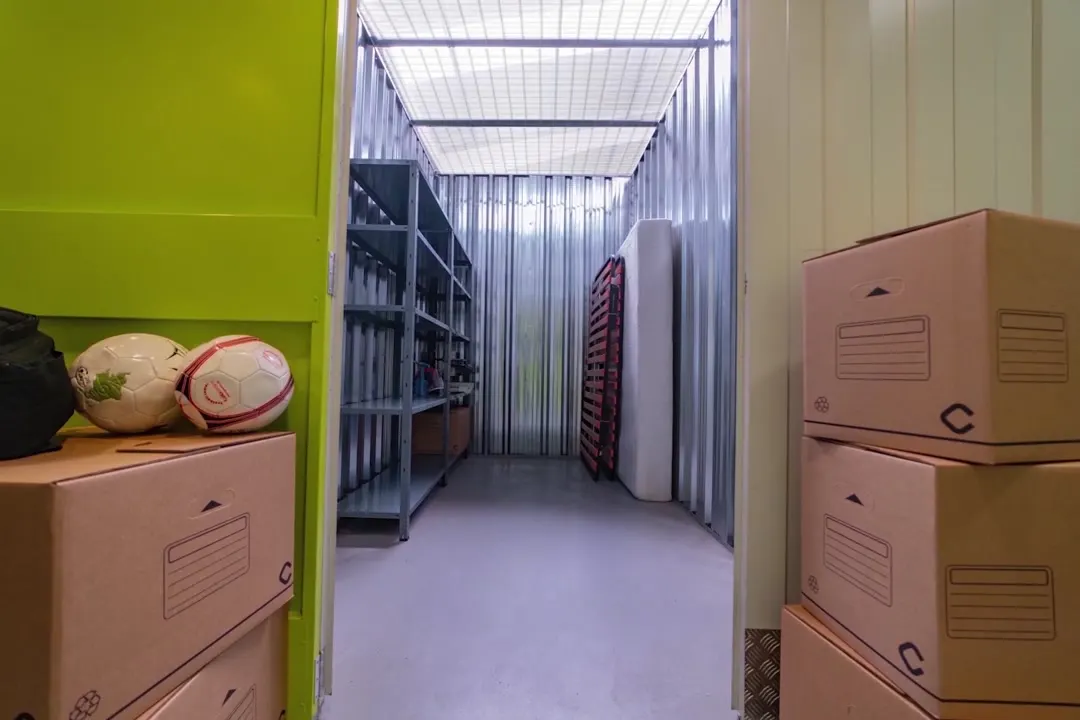 Interior de un trastero Keepy de 6 m² con mobiliario de una vivienda completa